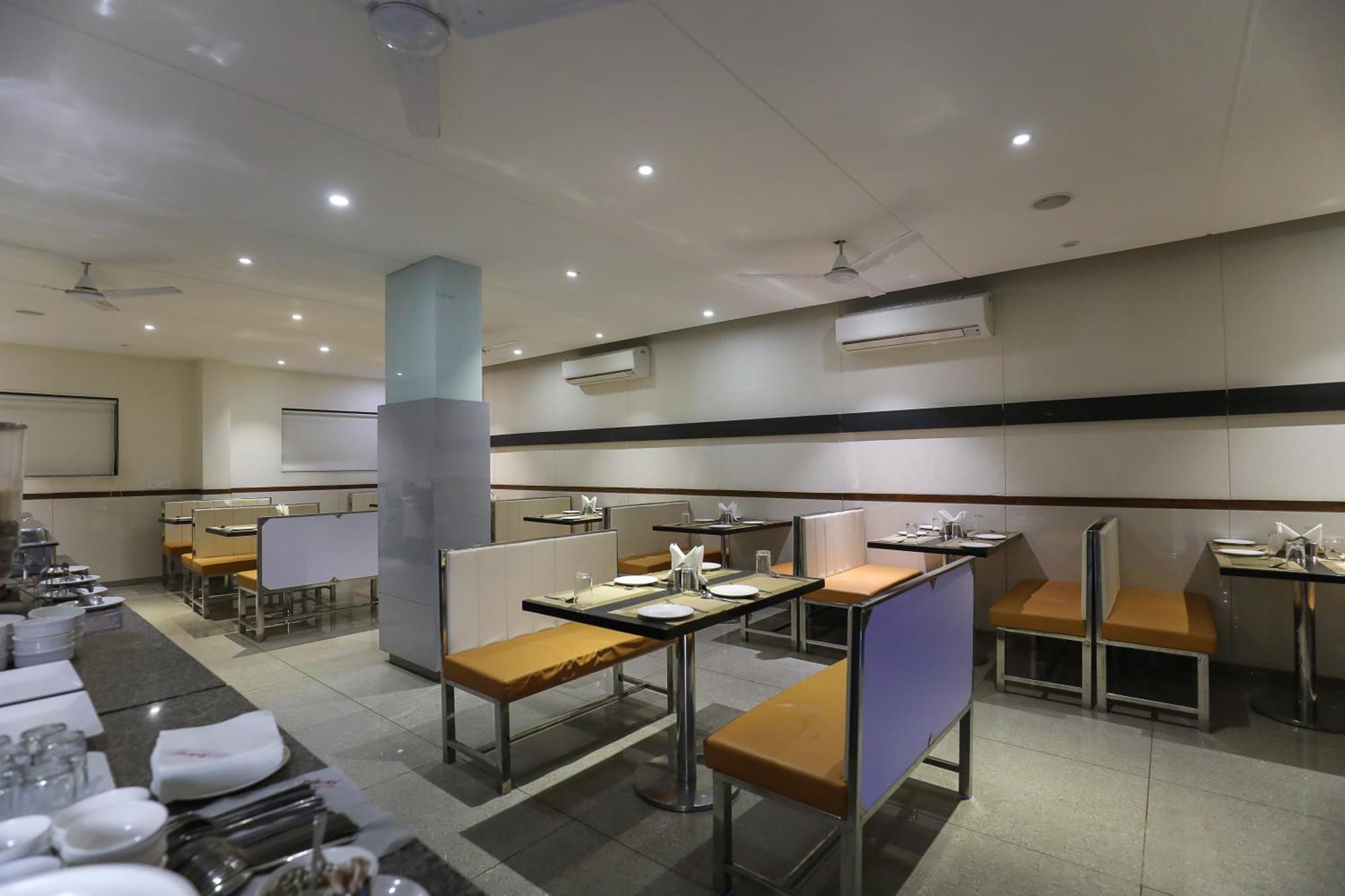 Hotel Ashray Inn Express Ahmedabad Buitenkant foto