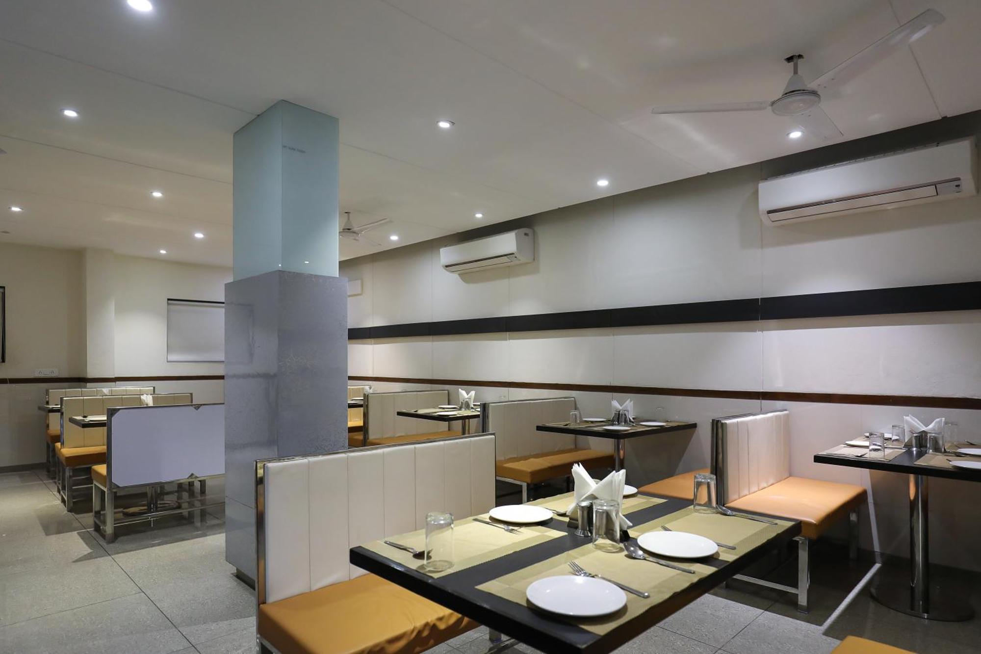 Hotel Ashray Inn Express Ahmedabad Buitenkant foto