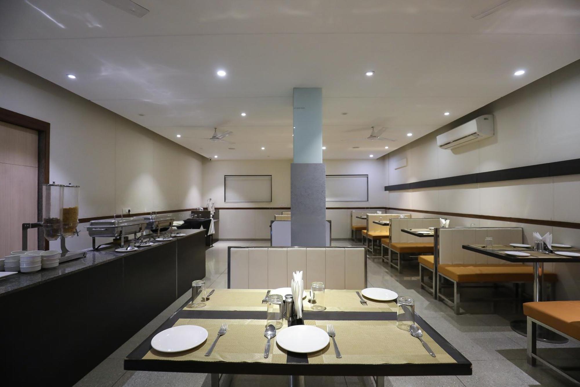 Hotel Ashray Inn Express Ahmedabad Buitenkant foto