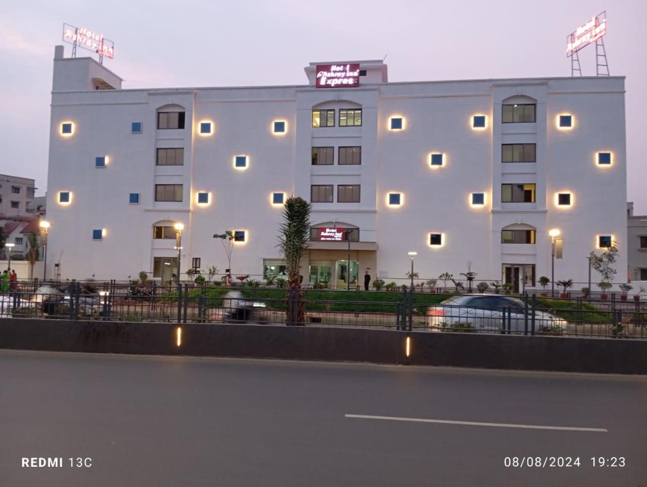 Hotel Ashray Inn Express Ahmedabad Buitenkant foto
