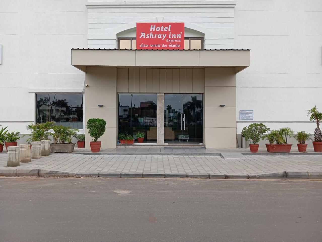 Hotel Ashray Inn Express Ahmedabad Buitenkant foto