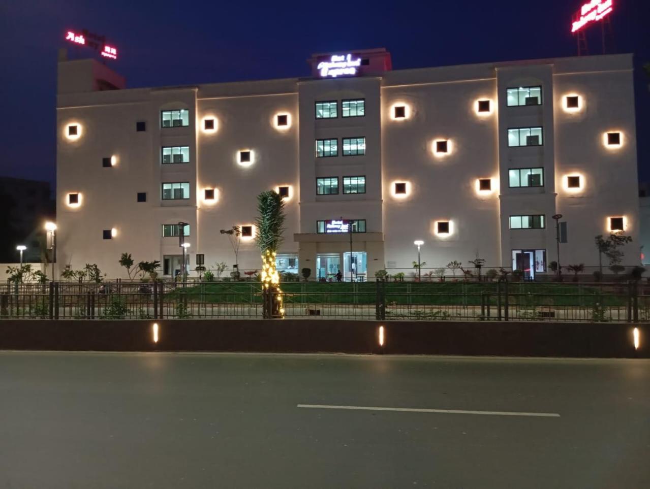 Hotel Ashray Inn Express Ahmedabad Buitenkant foto