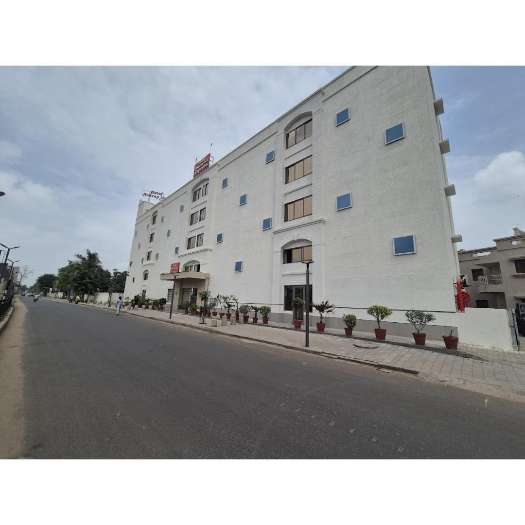 Hotel Ashray Inn Express Ahmedabad Buitenkant foto