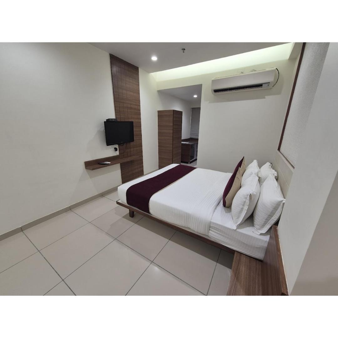 Hotel Ashray Inn Express Ahmedabad Buitenkant foto