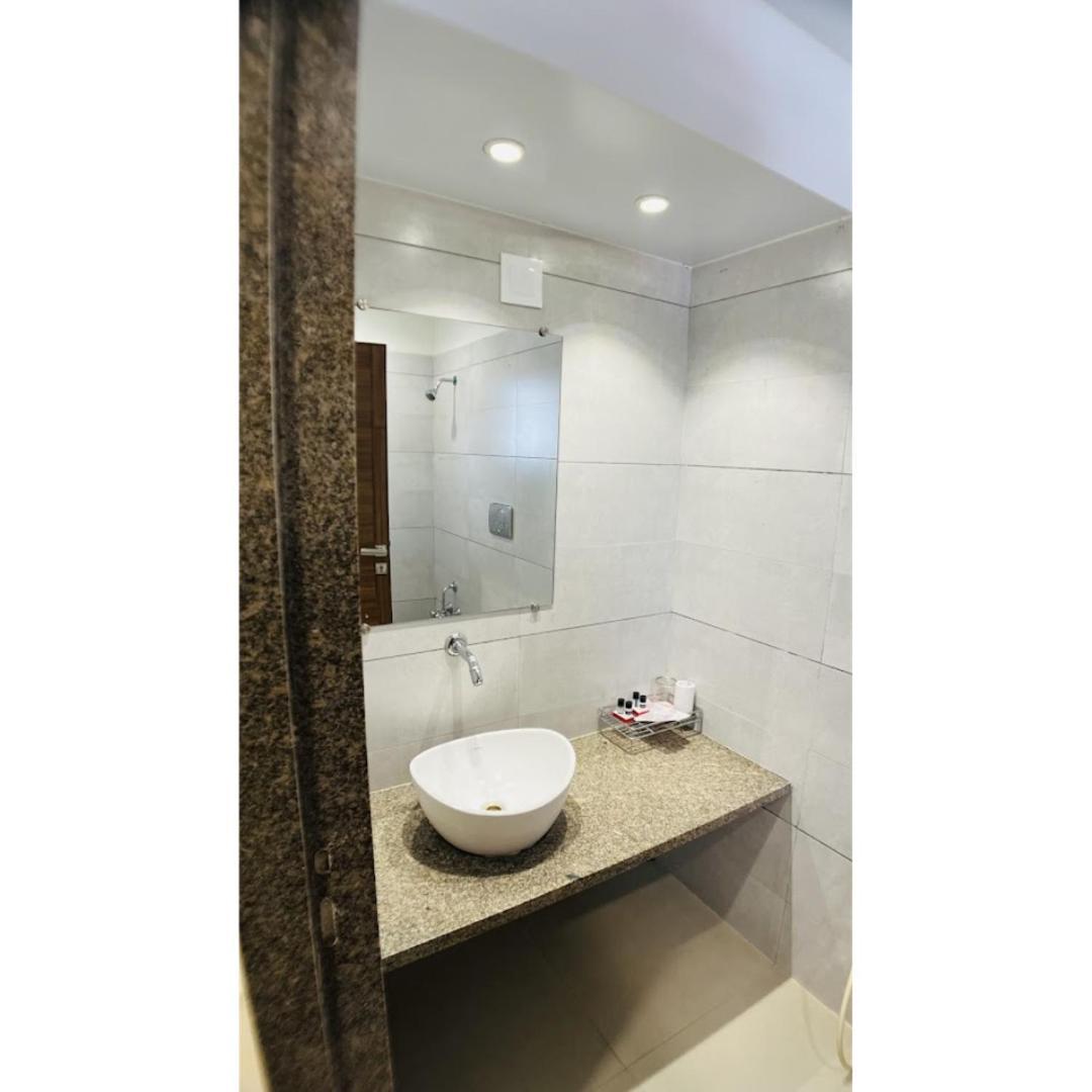 Hotel Ashray Inn Express Ahmedabad Buitenkant foto