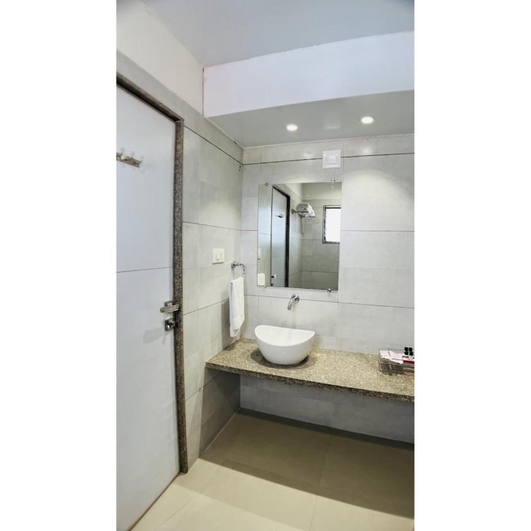 Hotel Ashray Inn Express Ahmedabad Buitenkant foto