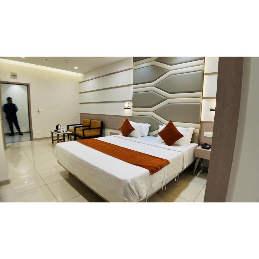 Hotel Ashray Inn Express Ahmedabad Buitenkant foto