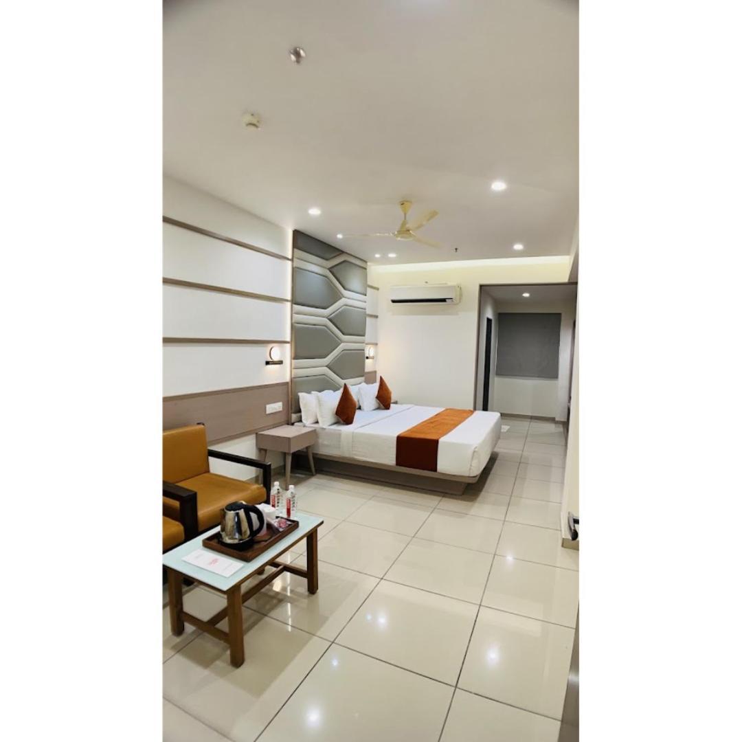 Hotel Ashray Inn Express Ahmedabad Buitenkant foto