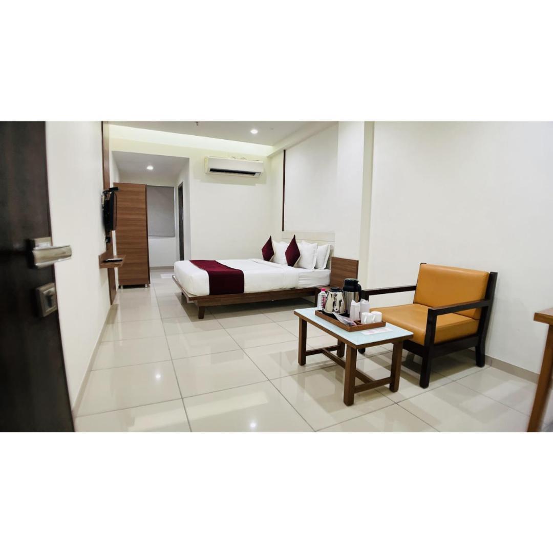 Hotel Ashray Inn Express Ahmedabad Buitenkant foto