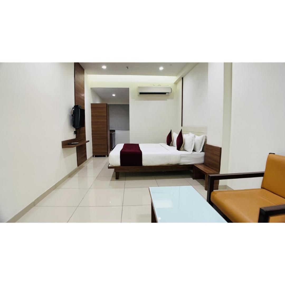 Hotel Ashray Inn Express Ahmedabad Buitenkant foto