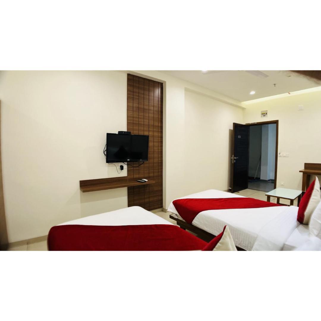 Hotel Ashray Inn Express Ahmedabad Buitenkant foto