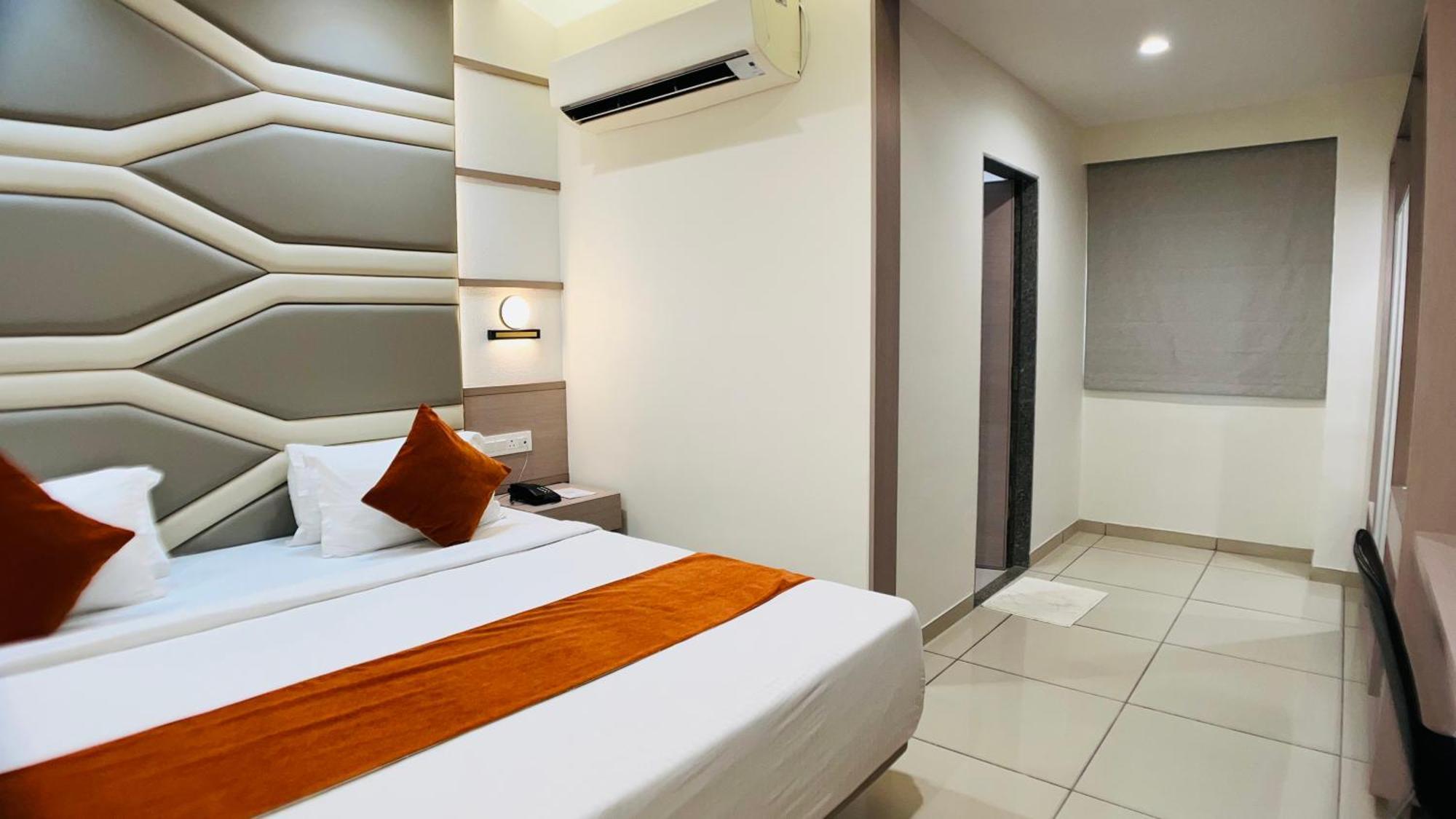 Hotel Ashray Inn Express Ahmedabad Buitenkant foto