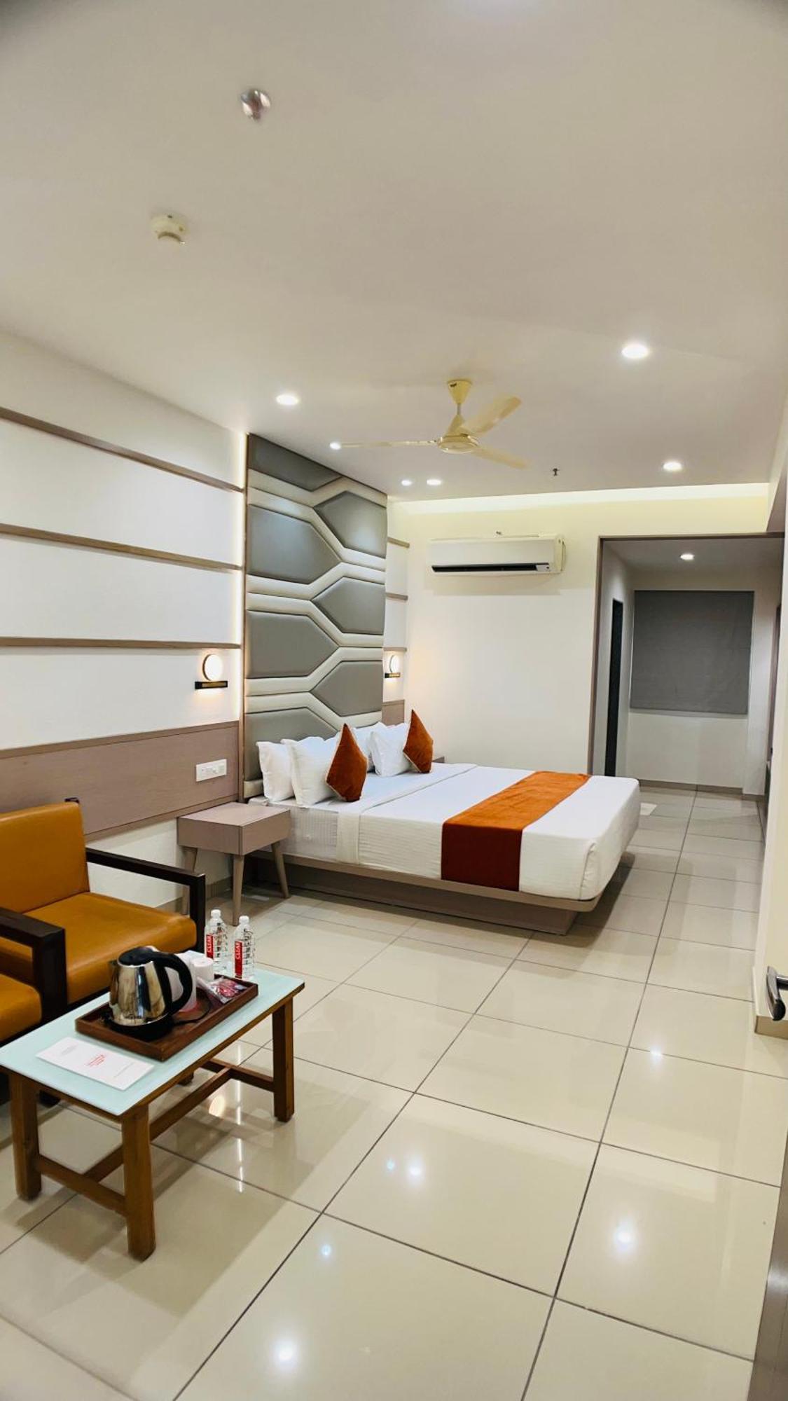 Hotel Ashray Inn Express Ahmedabad Buitenkant foto