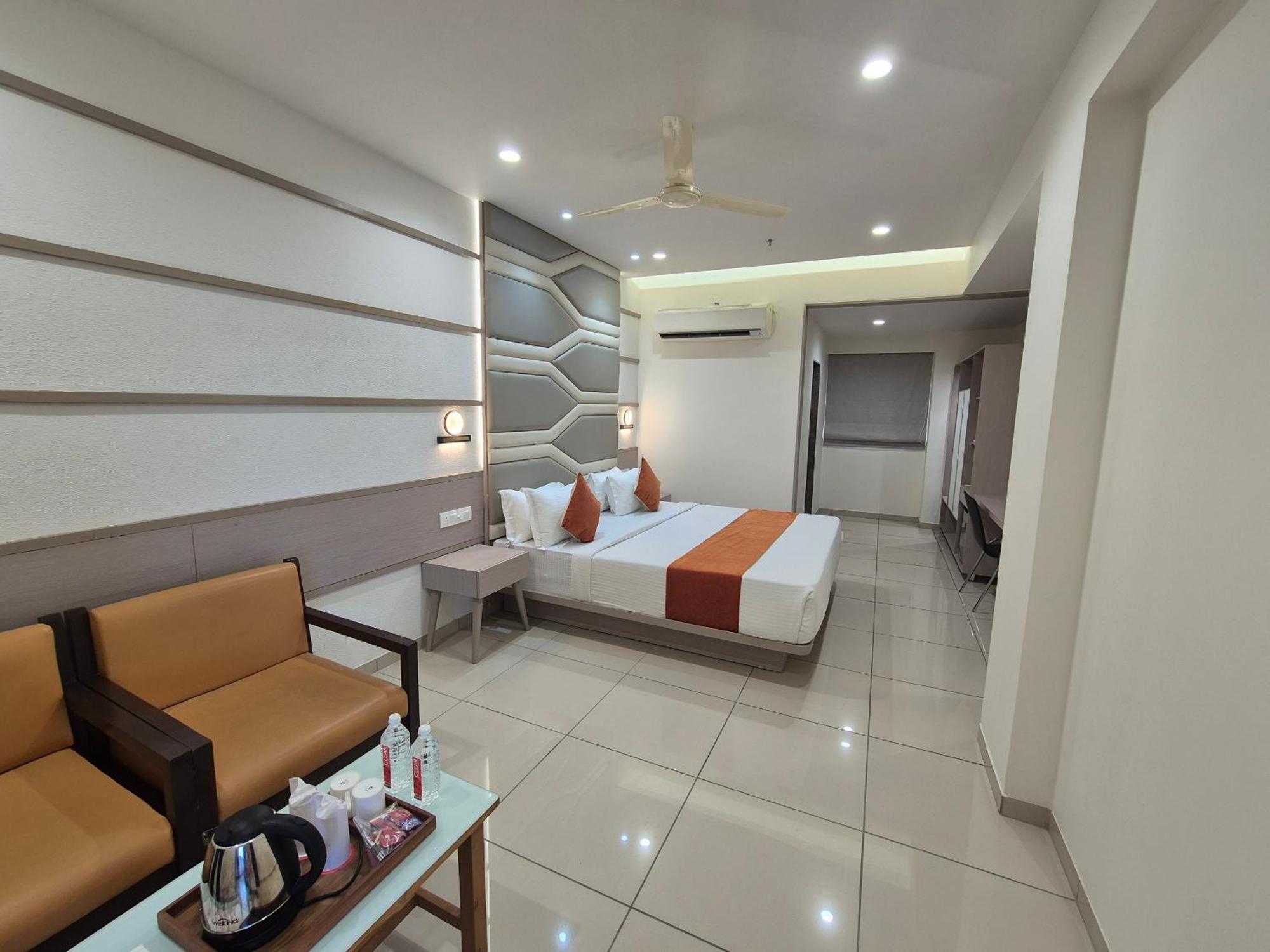 Hotel Ashray Inn Express Ahmedabad Buitenkant foto