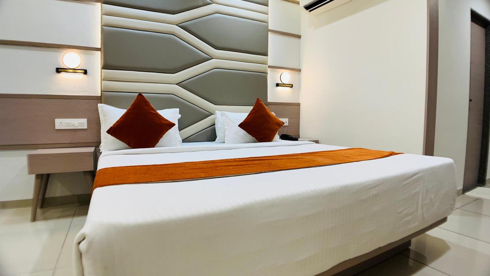 Hotel Ashray Inn Express Ahmedabad Buitenkant foto
