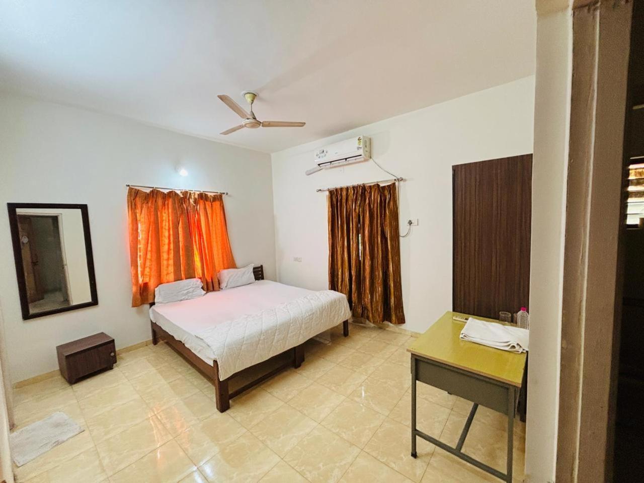 Hotel Ashray Inn Express Ahmedabad Buitenkant foto