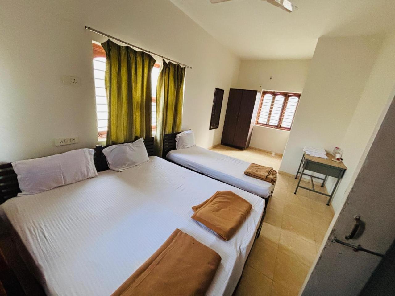 Hotel Ashray Inn Express Ahmedabad Buitenkant foto